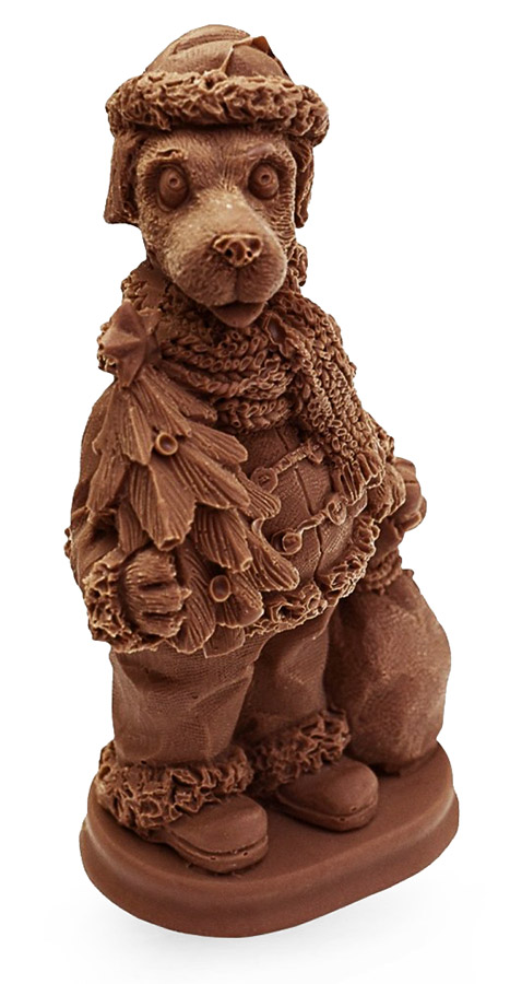Шоколадная фигура пса в костюме Деда Мороза
