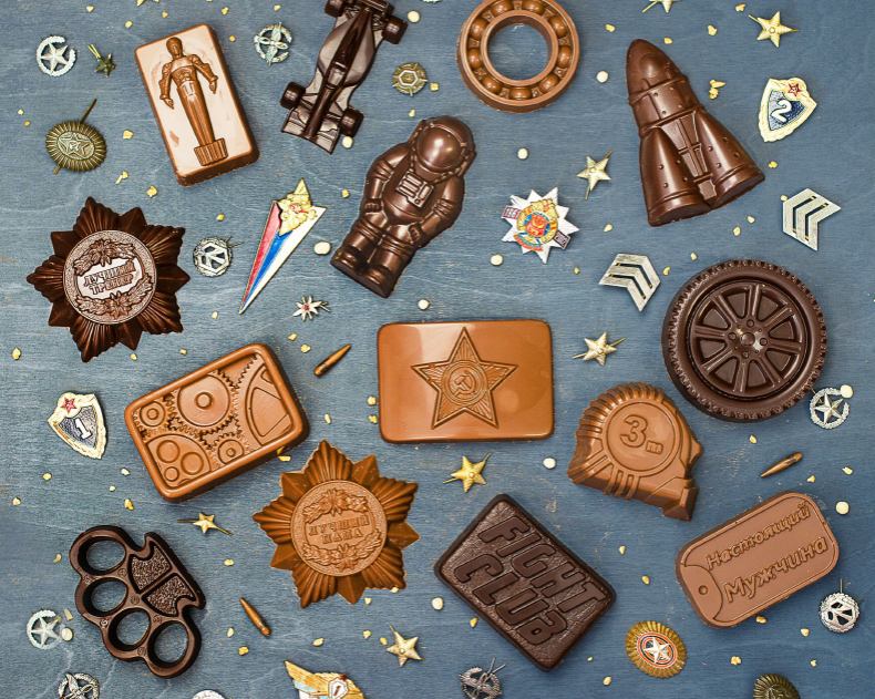 Мини-фигурки из шоколада на 23 Февраля, 9 Мая: пряжка, орден, рулетка, ракета, космонавт