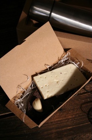 Подарочный набор фигурного шоколада: хлеб, сыр, чеснок