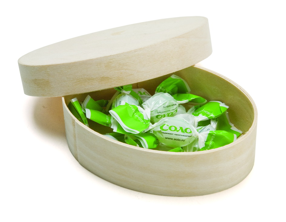 Леденцы, карамель и шоколадные конфеты в деревянных коробочках