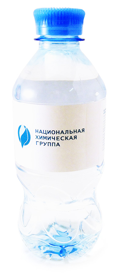 Бутылки воды разных производителей с логотипом